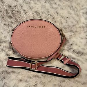 MARC JACOBS
Pink Rewind Oval Crossbody